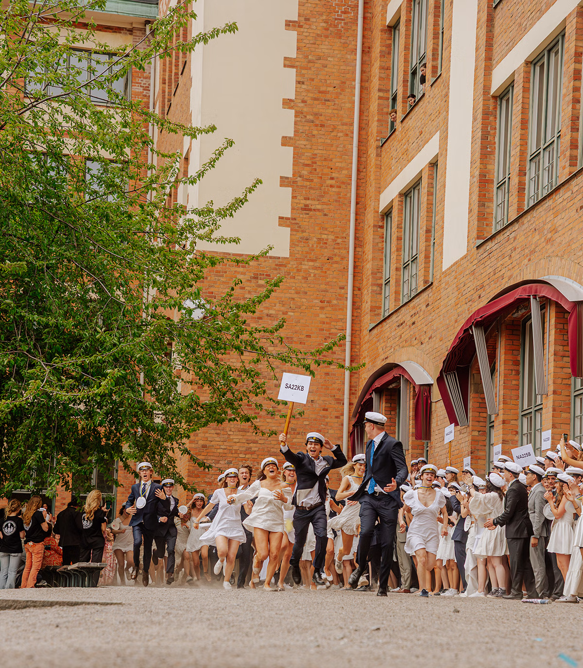 Ladda upp foto i designverktyget för studentplakat