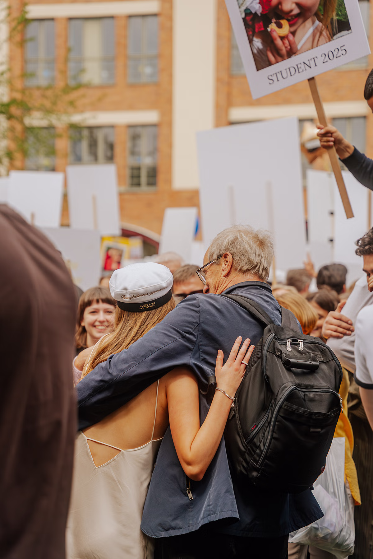 Kundomdömen om studentplakat, högt betyg och recensioner