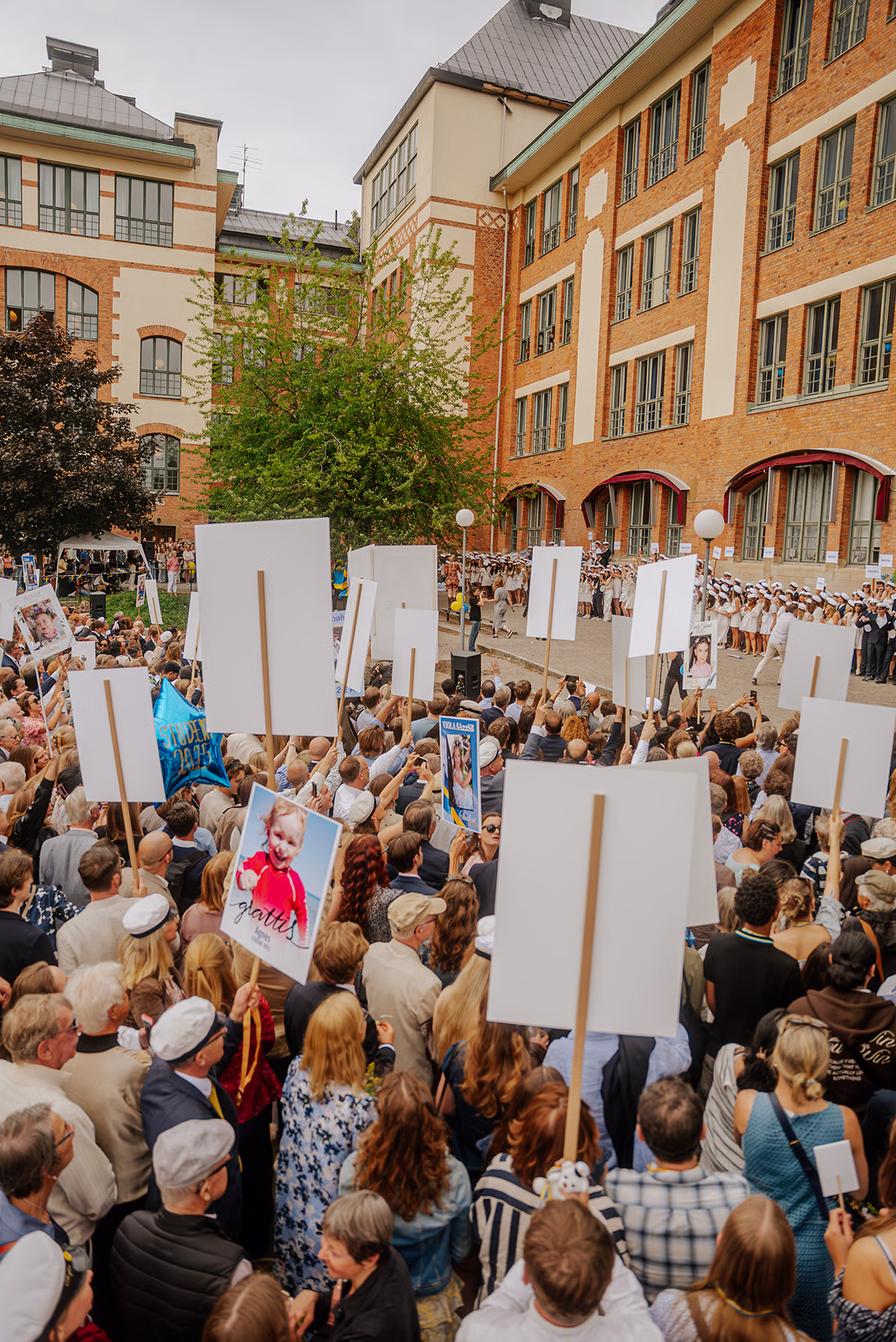 Studentplakat med egen design, foto och namn på skylten