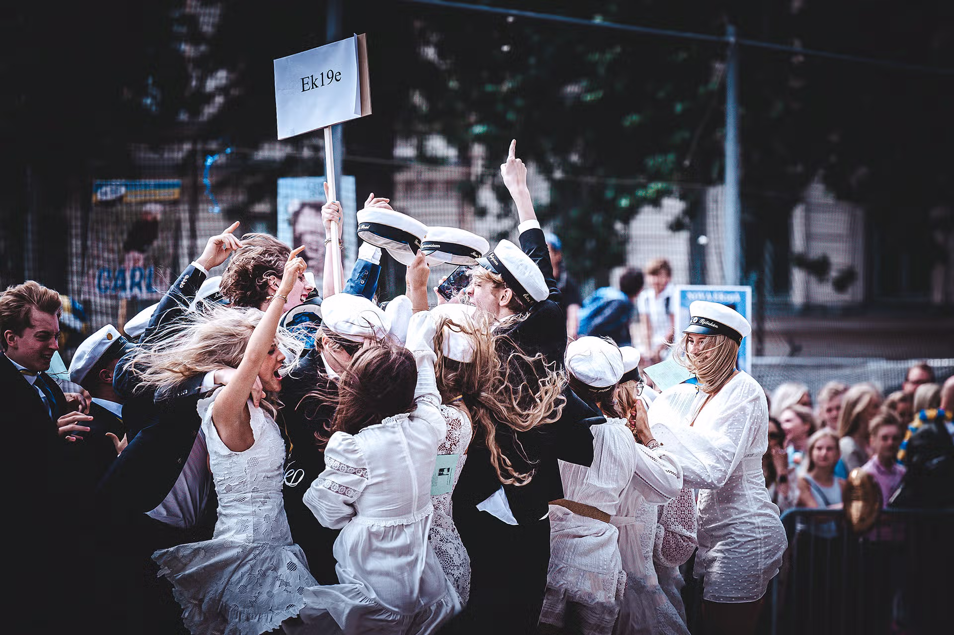 Studentskylt och studentplakat med egen bild – snabb leverans.